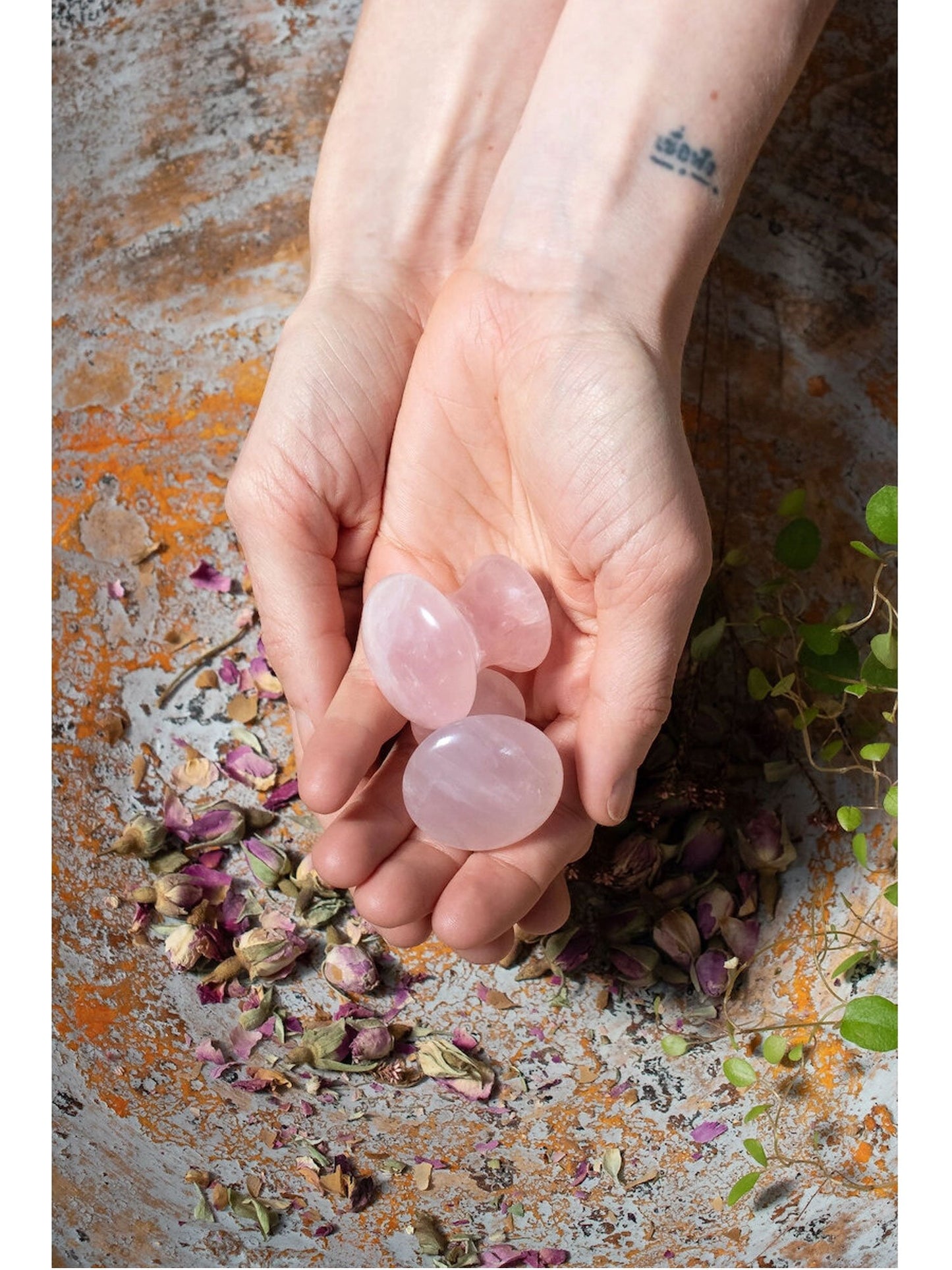 Earth To You London Rose Quartz Gua Sha pour des yeux rafraîchis et énergisés