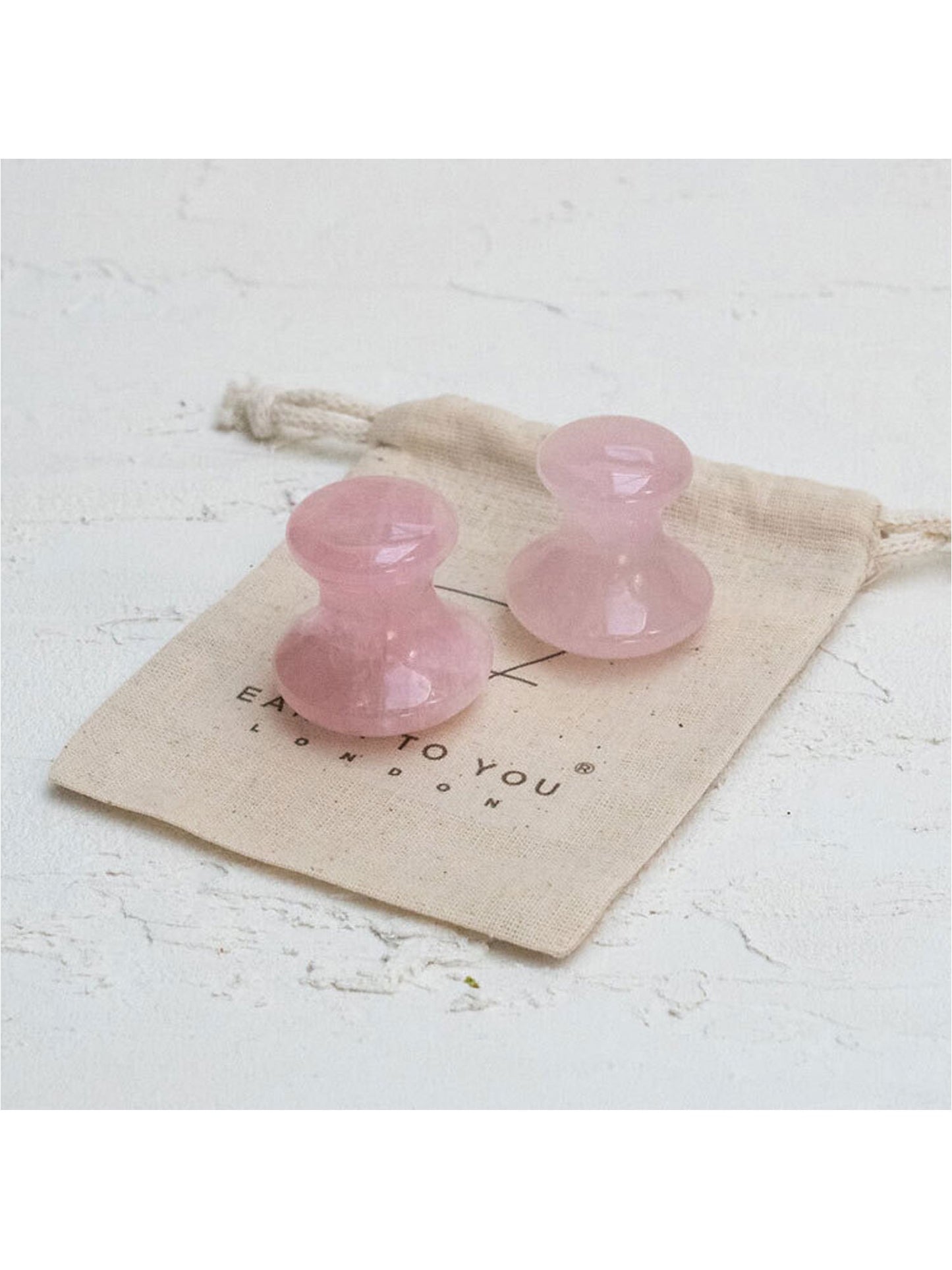 Earth To You London Rose Quartz Gua Sha pour des yeux rafraîchis et énergisés