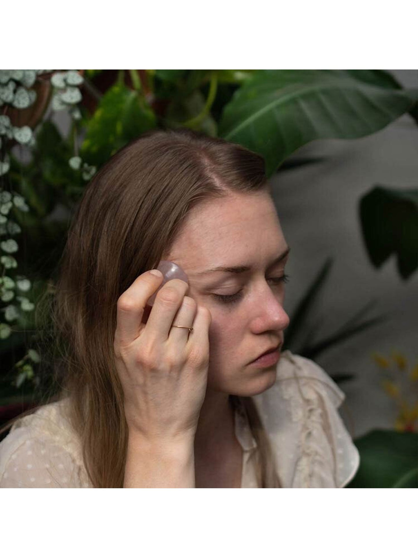 Earth To You London Rose Quartz Gua Sha pour des yeux rafraîchis et énergisés