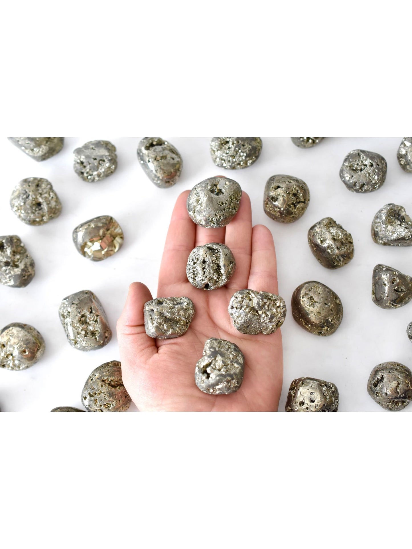 Les cristaux de pyrite d'or d'apothicaire à coeur ouvert ont dégringolé des pierres pour la manifestation