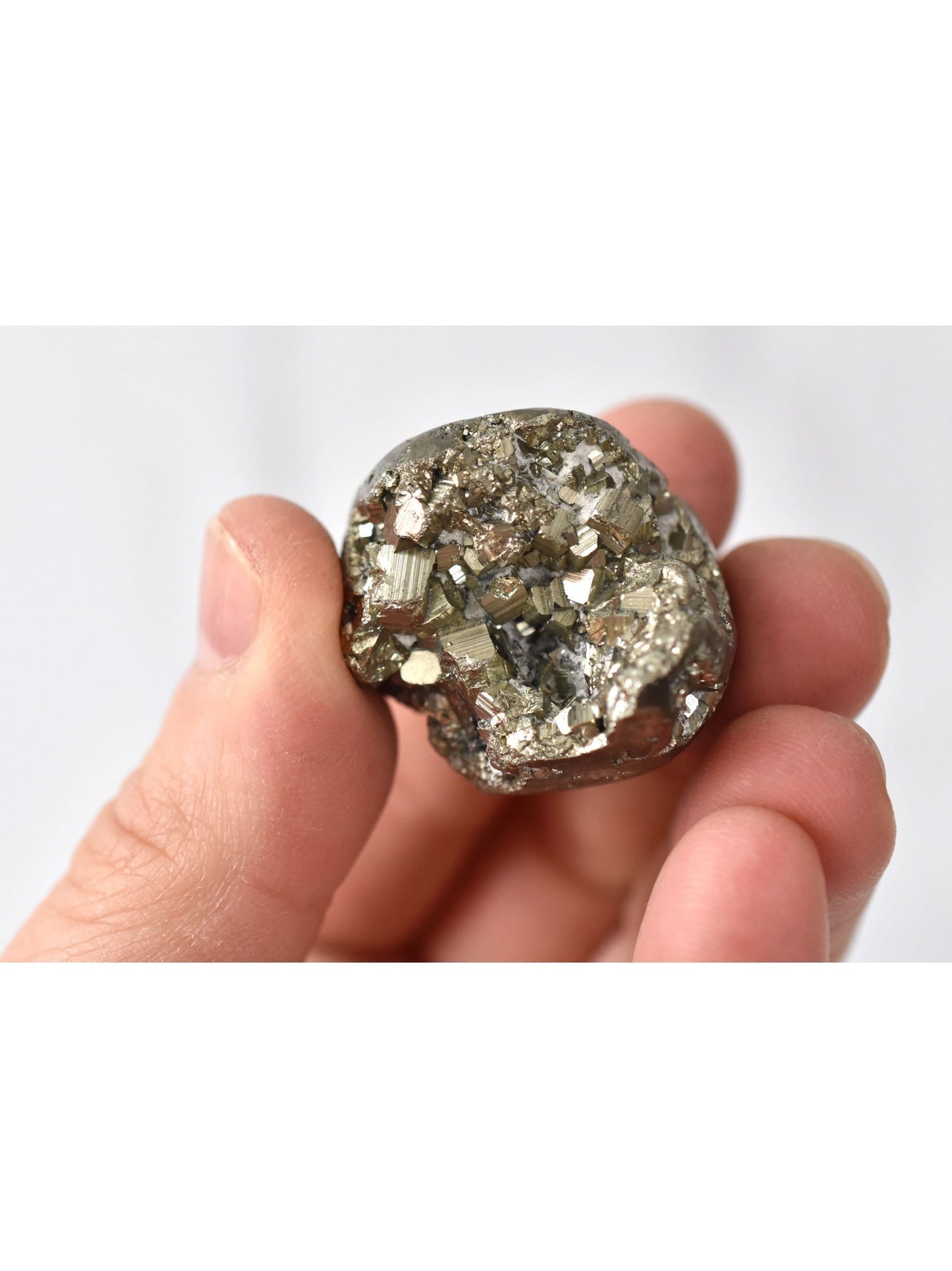 Les cristaux de pyrite d'or d'apothicaire à coeur ouvert ont dégringolé des pierres pour la manifestation