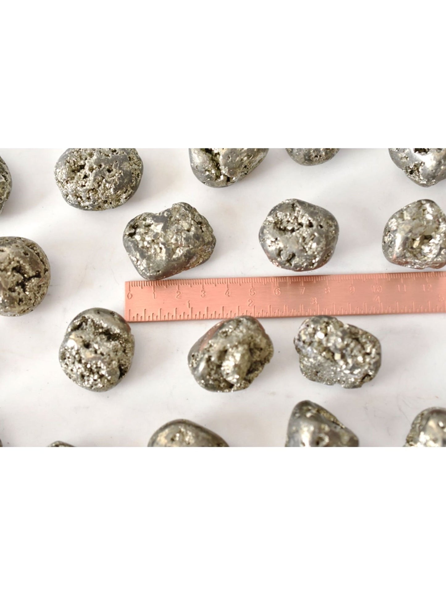 Les cristaux de pyrite d'or d'apothicaire à coeur ouvert ont dégringolé des pierres pour la manifestation