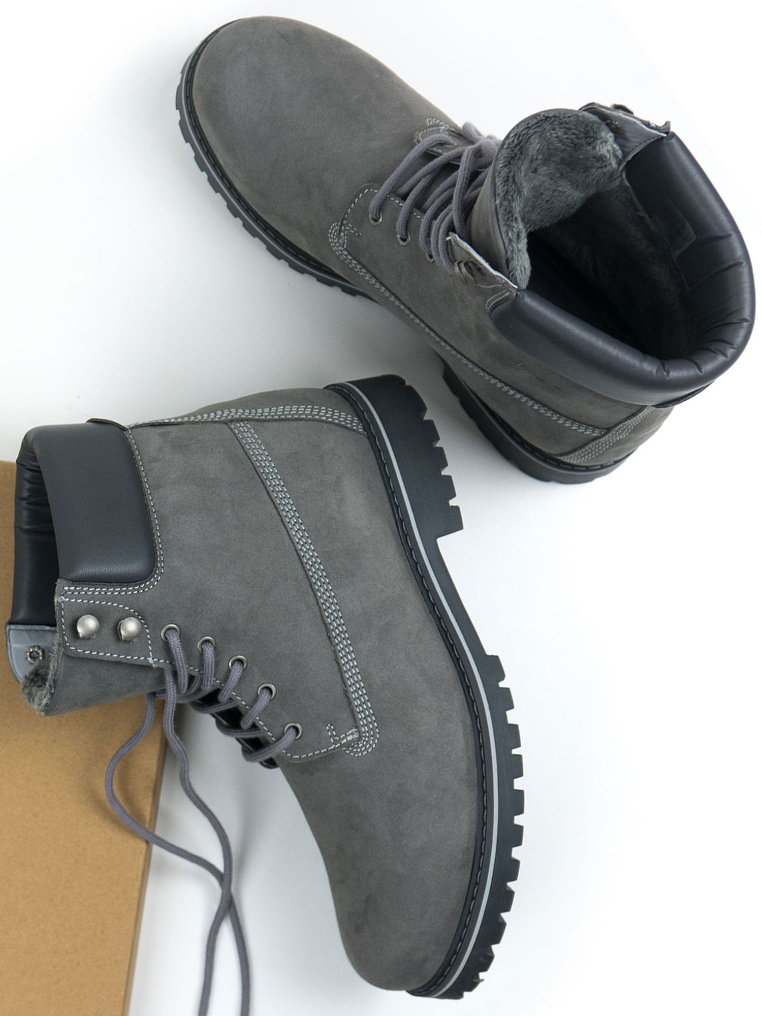 Bottes de quai isolées 